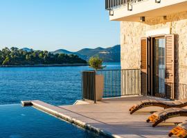 Seafront Villa Draga with heated infinity pool，位于马里伊兹的酒店