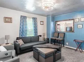 Family-Friendly 2BR Cottage Near Creve Coeur Lake