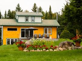 Paradis de Charlevoix - Loft，位于拜圣保罗的带泳池的酒店