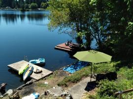 Guppies Lakehouse-Prvt. Lake Acc, Close to Rainier，位于Graham的酒店