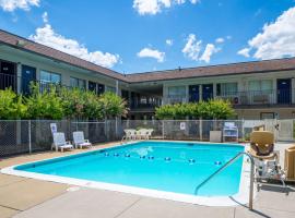 里士满机场六号汽车旅馆，位于桑兹顿的酒店