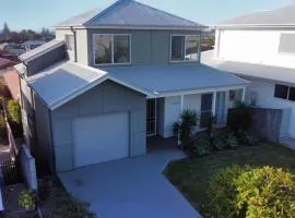 Kove at Caves Beach- Beach and pool access