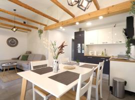 Holiday house "Laurus Garden" with private parking，位于梅杜林的酒店