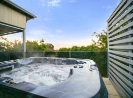 Waterfront Lake Views with Hot Tub，位于文森提亚的酒店
