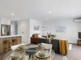 Figtree on First - Heart of Sawtell Village, Beach, Shops，位于萨维特尔的酒店