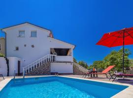 Holiday house CHARMING with private pool，位于克拉斯的酒店