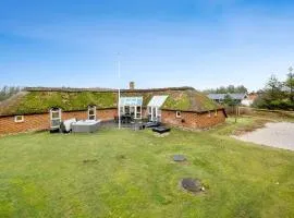 Large Pool House With 6 Person Outdoor Spa 1015