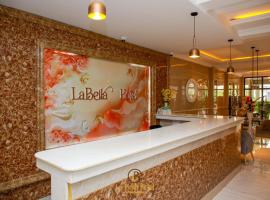 LA BEILA HOTEL MERU，位于Meru的酒店