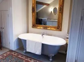 5 Star Romantic Rose Cottage with Roll-Top Bath