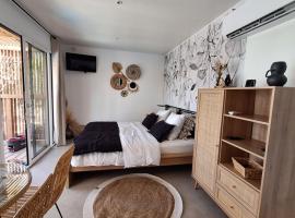 TINY HOUSE avec piscine "La Bernadette" villa Sisyphe，位于勒托罗纳的酒店