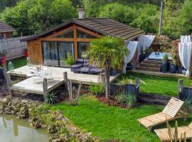 KÄBANE 85, Lodge avec spa au bord de l'eau，位于Prouilly的酒店