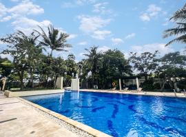 Sophisticated 2BR Surabaya Apartment at Via Tower Ciputra World by Le Ciel Hospitality，位于泗水的带按摩浴缸的酒店