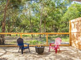 Romantic Driftwood Tiny Casita w Country Views，位于Driftwood的酒店