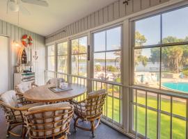 Pool Access and Lanai Riverfront Welaka Condo!，位于Georgetown的酒店