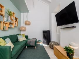 Avenca da Praia - Tiny House 4 Beach & Surf Lisbon Getaway，位于帕雷迪的酒店