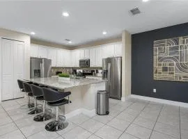 Family-sized 10br Escape Theater, Pool & More