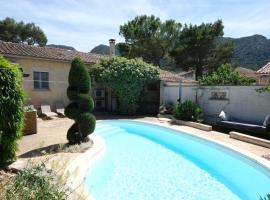 Air-conditioned house with heated pool, Luberon, in Maubec – 6 people，位于Maubec的酒店