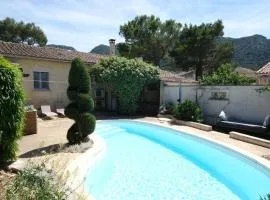 Air-conditioned house with heated pool, Luberon, in Maubec – 6 people