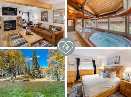 AJs Outpost - Ski-In Condo - Fireplace & Hot Tub