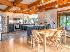 Pool and Screened Deck! Home 2 Mi to Mashpee Commons，位于马什皮的酒店