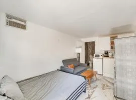 Sherman Oaks Hideaway Lush Grounds, Shared Pool!