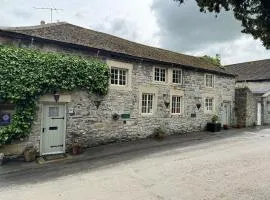 Superbly appointed 300 year old stone cottage