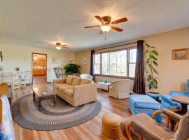 Peaceful Horseheads Hideaway with Deck and Yard!，位于霍斯黑兹的酒店