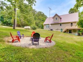 Modern Eckerty Home with Deck on Patoka Lake!，位于Taswell的酒店