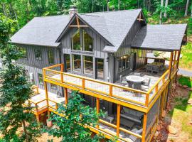 Modern Nellysford Getaway with View Deck and Fire Pit，位于Nellysford的酒店