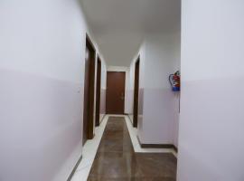 Capital O Hotel Sapphire Near Iskcon Temple Noida，位于Indirapuram的酒店