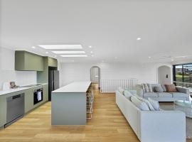 2-Bed Beach Haven with Garden & Alfresco Dining，位于Malua Bay的酒店