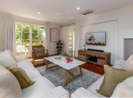 Modern 3BR in Belconnen with free parking and Wifi，位于Weetangerra的酒店