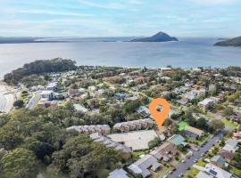 Bay Parklands 32 fantastic unit with air conditioning pool tennis court and spa，位于浅滩湾的酒店