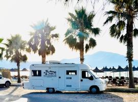 Camper Van For Rent，位于地拉那的酒店
