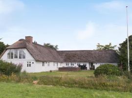 Nice Home In Janderup Vestj With Sauna，位于Billum的酒店