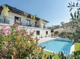 Villa avec piscine a 25 min de lyon，位于Saint-Genis-les-Ollières的酒店