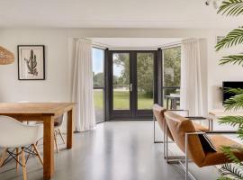 Vakantiehuis aan het water -incl laadpaal-，位于Ewijk的酒店