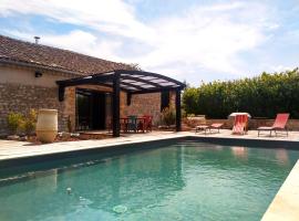 "La Case" - Magnifique ferme rénovée au cœur de la nature - Piscine privée sans vis-à-vis - Vue dégagée - Jardin - Stationnements gratuits devant la propriété - Belles prestations，位于Cazes-Mondenard的酒店