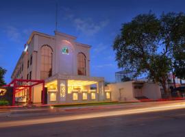 Wingston A TreeHouse Hotel, Barsana，位于Kāman的酒店