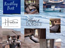 Hunter Retreat Haven Rockley Park Poole Dorset，位于Lytchett Minster的酒店