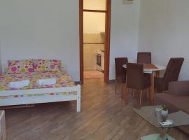 Apartman near Porto Novi Djenovici，位于代诺维奇的酒店