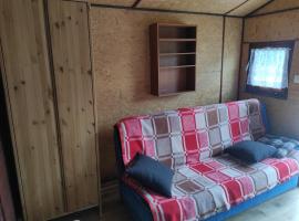 Mały drewniany domek w Białym Borze，位于比亚维布尔的酒店