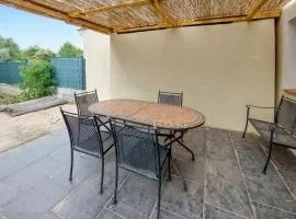 3 Bedroom Lovely Apartment In Régusse