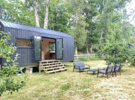 Elevated Tiny House Glamping，位于彻默岛的酒店