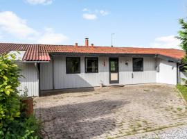 4 Bedroom Cozy Home In Vordingborg，位于沃尔丁堡的酒店