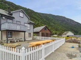 Stunning Home In Vallavik With Wifi