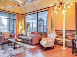 Sleek Downtown Albuquerque Home with Route 66 View，位于阿尔伯克基的酒店