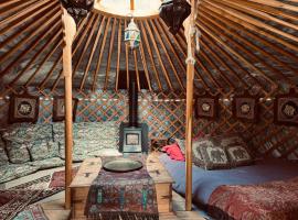 Yurt Within Grounds of 17th Century Country Inn，位于多佛尔的豪华帐篷