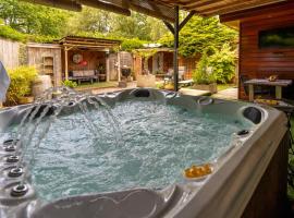 Drents Genieten - Ericaheide met privé sauna en jacuzzi，位于Erm的酒店