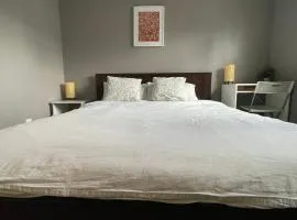 private room with queen bed in richmond 202